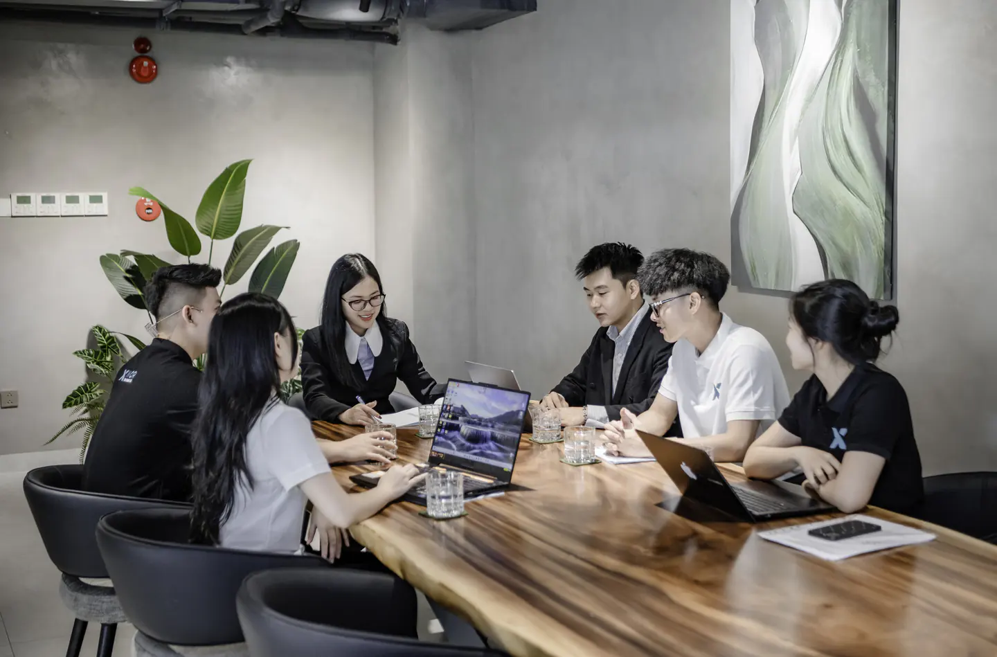 Keyvaci를 만드는 XNOR Group 팀이 한 테이블에 둘러앉아 함께 일하는 모습